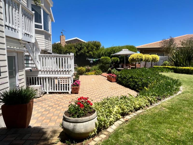 5 Bedroom Property for Sale in Outeniqua Strand Western Cape